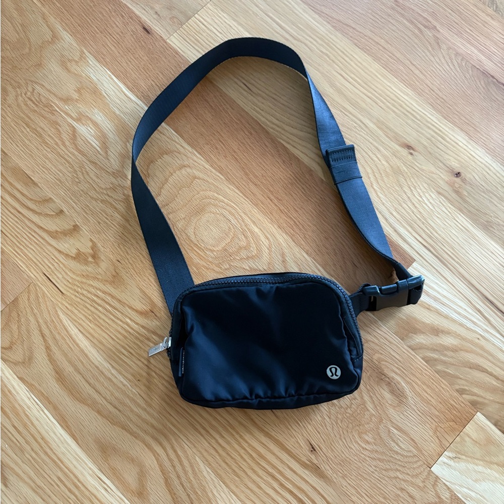 black lululemon belt bag